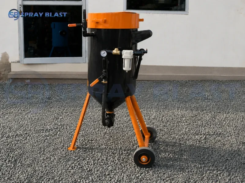 Portable Sand Blasting Machine P7 150 Kg